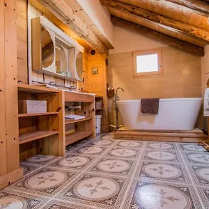 Beautiful, Atypical Loft In The Aravis Chalet